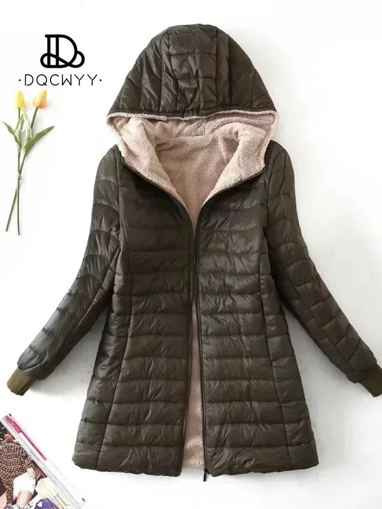 Chaqueta de mujer de invierno nueva de longitud media edición coreana con capucha y ajuste extragrande de algodón polar, parkas cálidas de lana de cordero, chaquetas de invierno